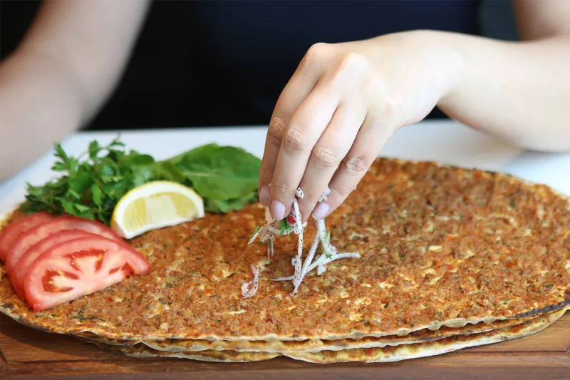 Geleneksel Odun Ateşinde Pişirilmiş Taş Fırın  Çıtır Lahmacun